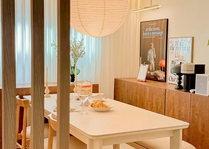 아파트 연남동,경의선숲길,홍대입구2번출구,올리브영,연세대,세브란스병원,2룸3베드,ak홍대쇼핑,짐보관