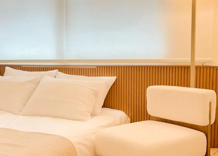 아파트 연남동,경의선숲길,홍대입구2번출구,올리브영,연세대,세브란스병원,2룸3베드,ak홍대쇼핑,짐보관